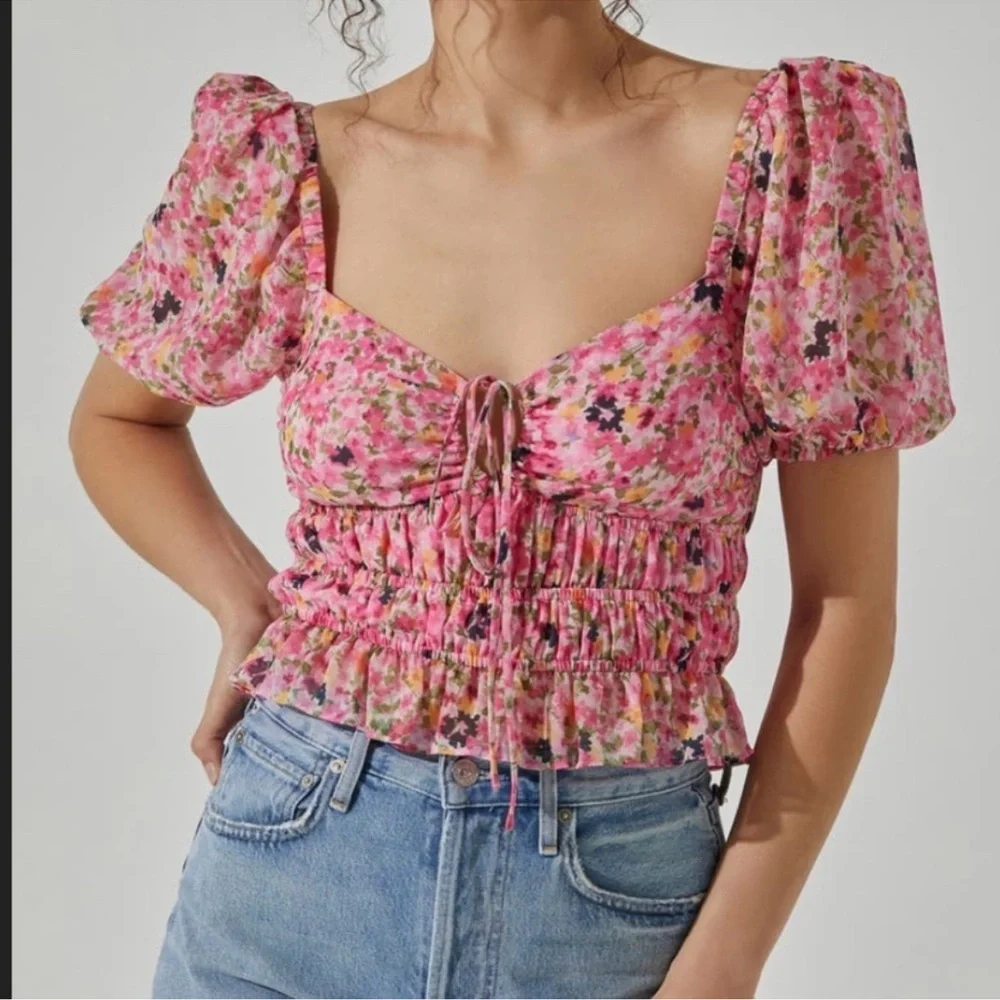ASTR The Label- Chic floral blouse w/ puff sleeves Cropped Size Lrg NWT